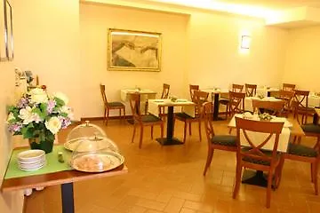 ***  ホテル ヴィラ デイ ボスコーニ  フィエーゾレ イタリア